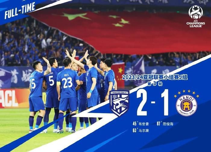 里正从人群中冲了出来，看着地上的李大刀，摇了摇头。